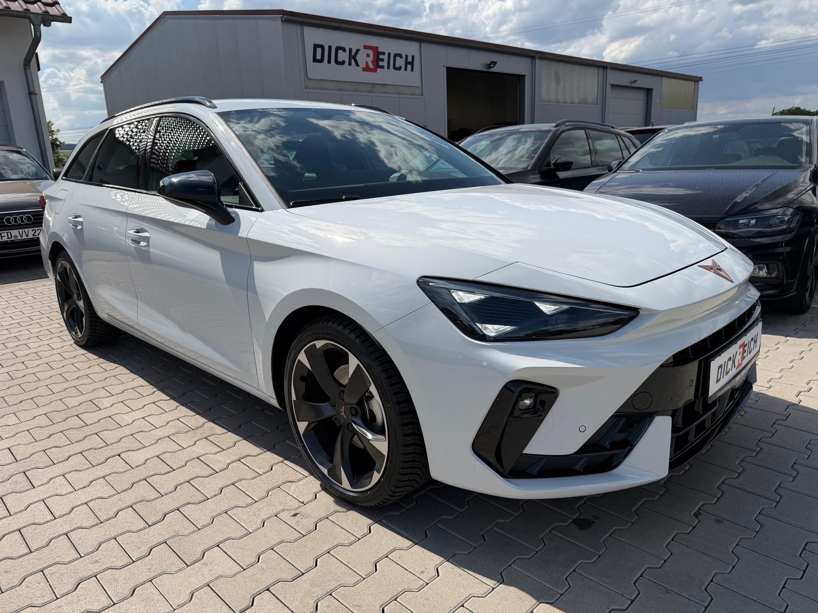 Fahrzeugabbildung CUPRA Leon 1.5 eTSI DSG AHK*DYNAMICA*EDGE*LED*5JGARAN.
