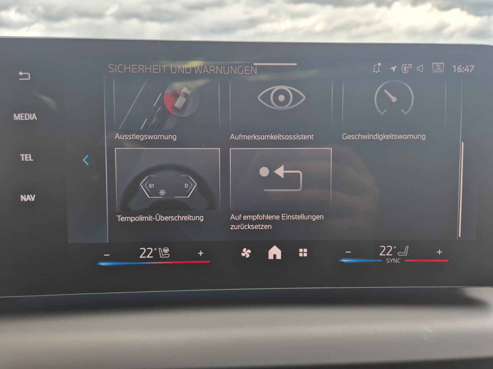 Fahrzeugabbildung BMW 120 i M Sport Adaptiv LED*PANO*AHK*M Alcantara