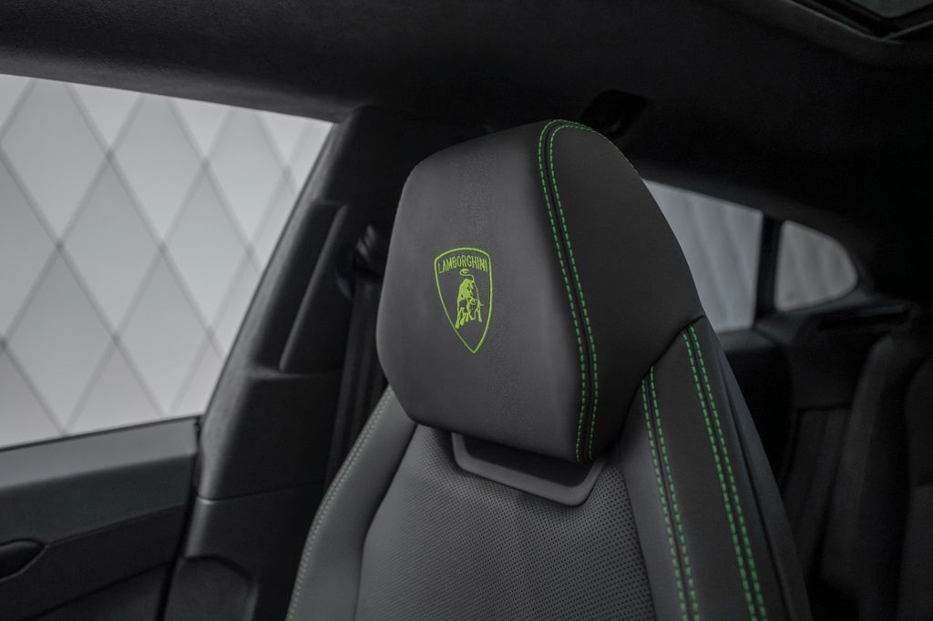 Urus 4.0 V8 SE MATT BLACK AKRAPOVIC CARBON - Bild 24