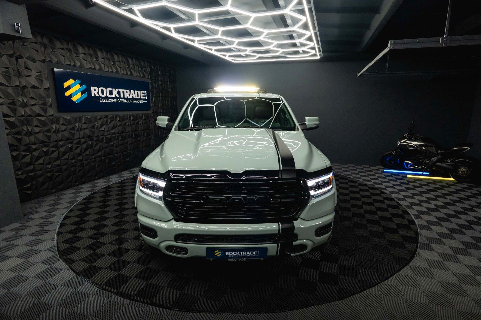 Fahrzeugabbildung Dodge RAM 5.7 V8 HEMI 4x4 OFFROAD Night-Edition *Pano*