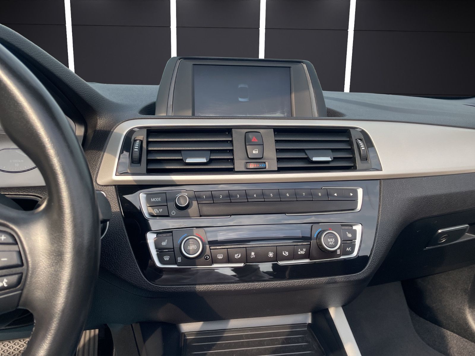 Fahrzeugabbildung BMW BMW 220 i Cabrio*Automatik*LED*PDC*DAB*