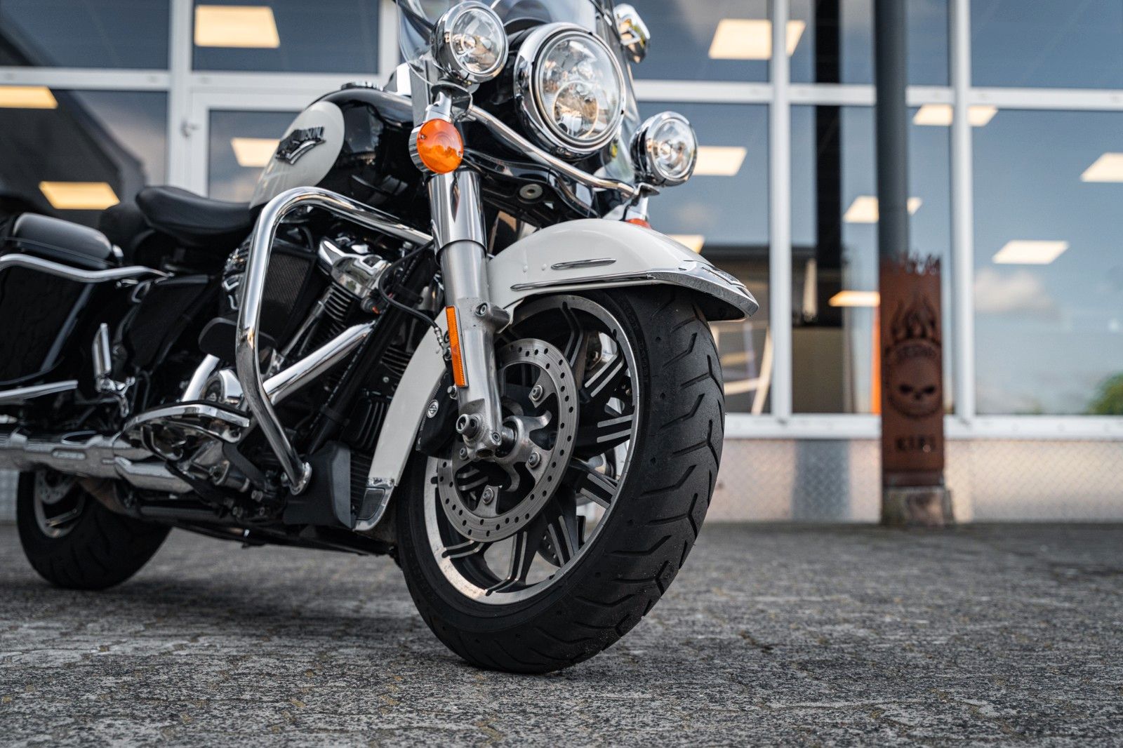 Fahrzeugabbildung Harley-Davidson ROAD KING POLICE FLHP TOURING - JEKILL&HYDE