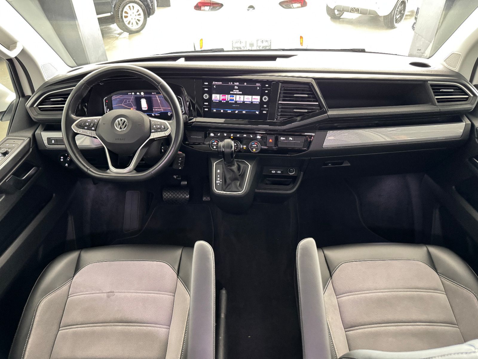 Fahrzeugabbildung Volkswagen T6.1 4M DSG IQ.DRIVE INDIVIDUAL EDITION 6-SITZER