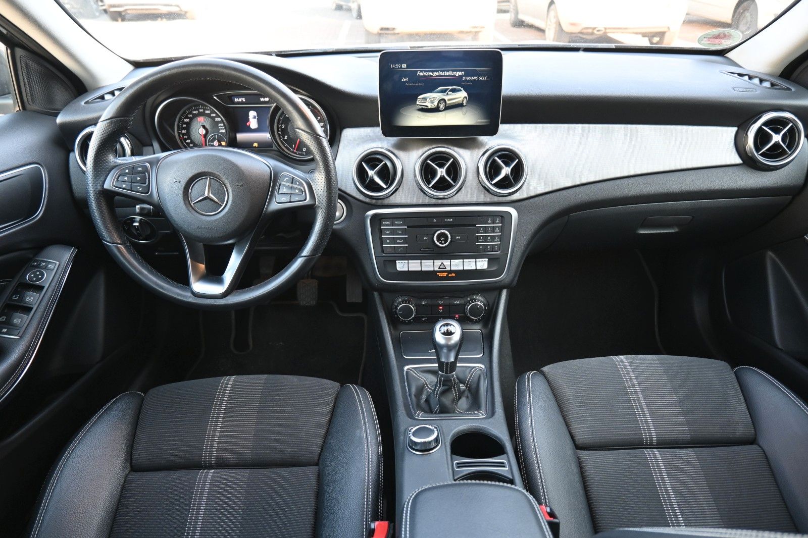 Fahrzeugabbildung Mercedes-Benz GLA 180 Schalter Urban*Navi*RFK*AHK