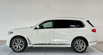 Fahrzeugabbildung BMW X7 xDrive 30d Massage DisplKey SoftCl Laser Voll