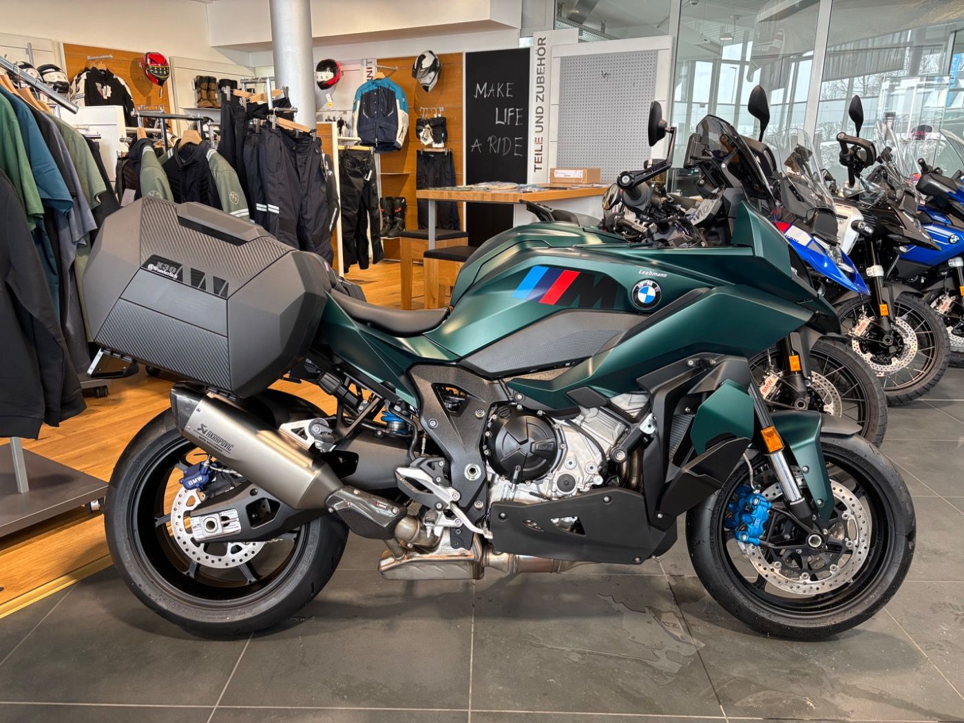 Fahrzeugabbildung BMW M 1000 XR mit Seitenkoffer