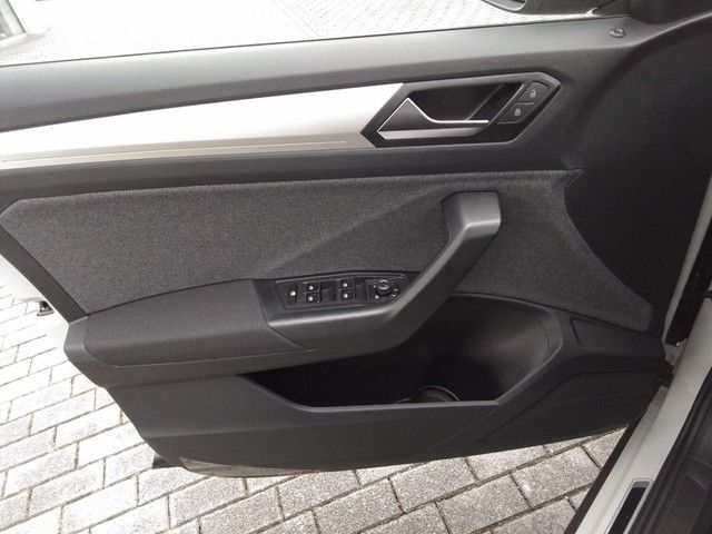Fahrzeugabbildung Volkswagen T-Roc Move Matrix Navi AID ACC Park-Assist SH LM