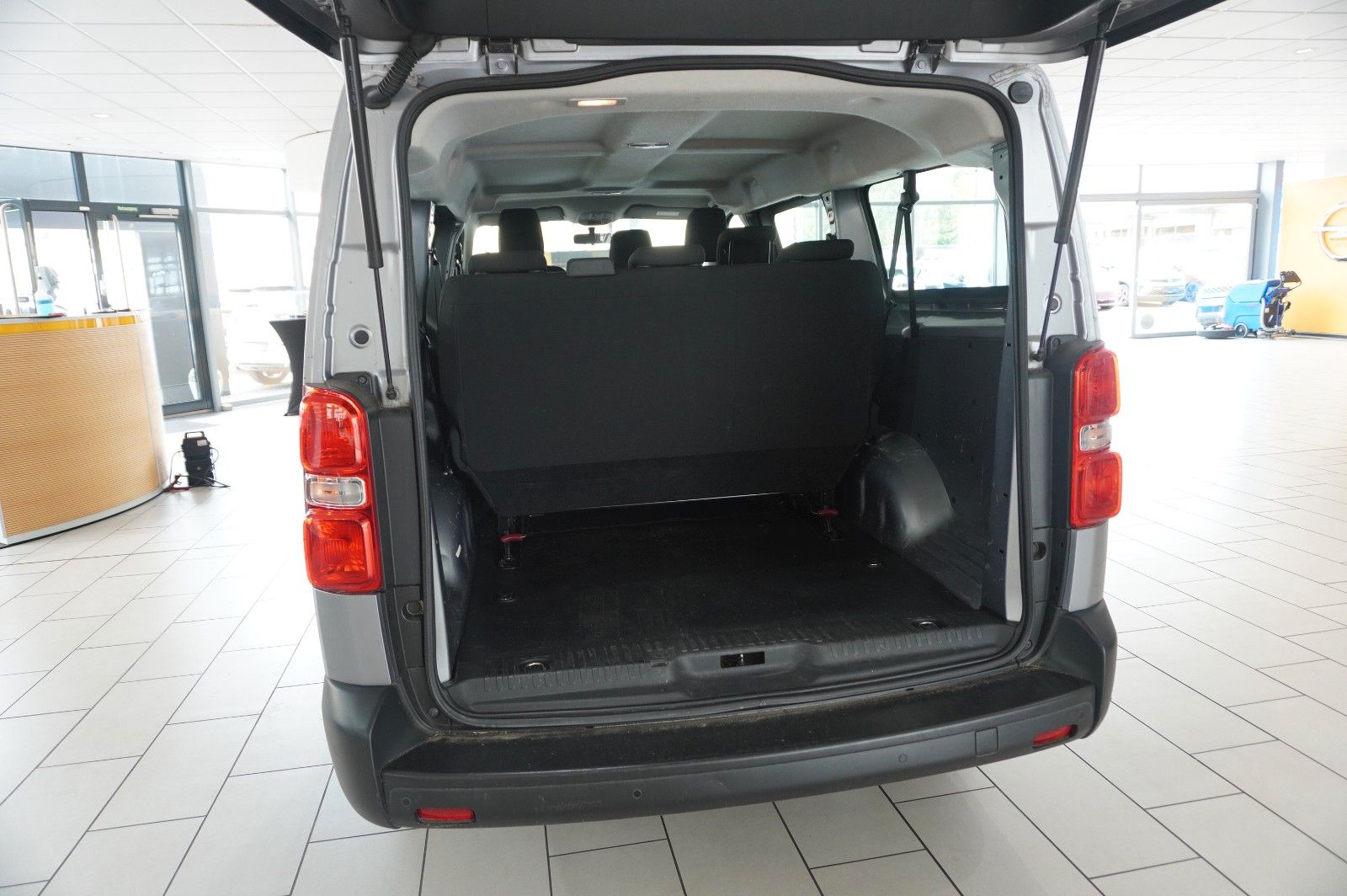 Fahrzeugabbildung Opel Vivaro C Kombi 2.0D "L" 9-SITZER NAVI/TEMP./DAB+