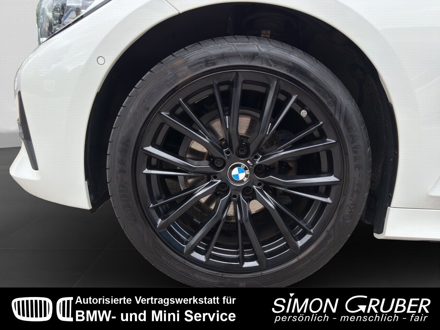 Fahrzeugabbildung BMW 318 i Adv Shadow HUD SHZ Innovationspaket Kamera