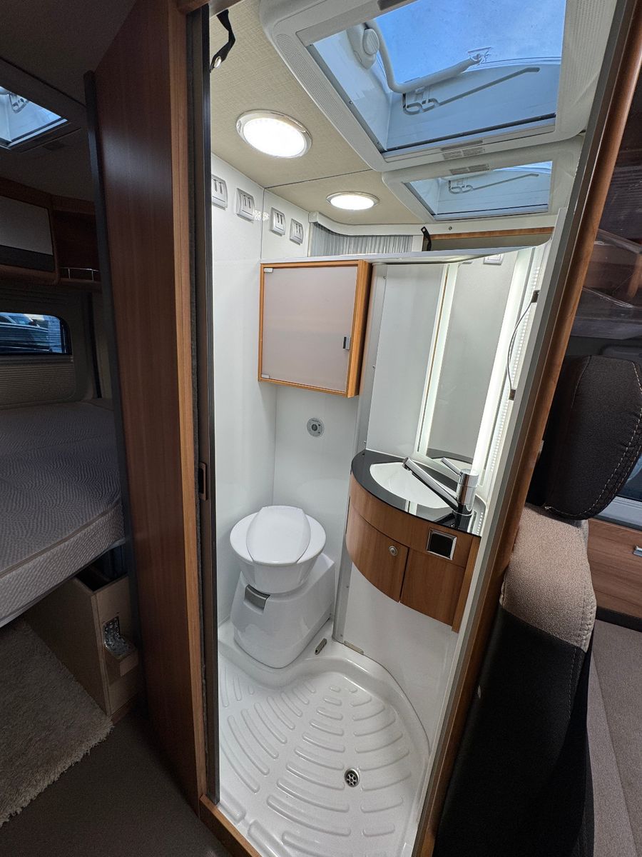 Fahrzeugabbildung Pössl SUMMIT 600 PLUS SCHWENKBAD KAMERA QUERBETT LED