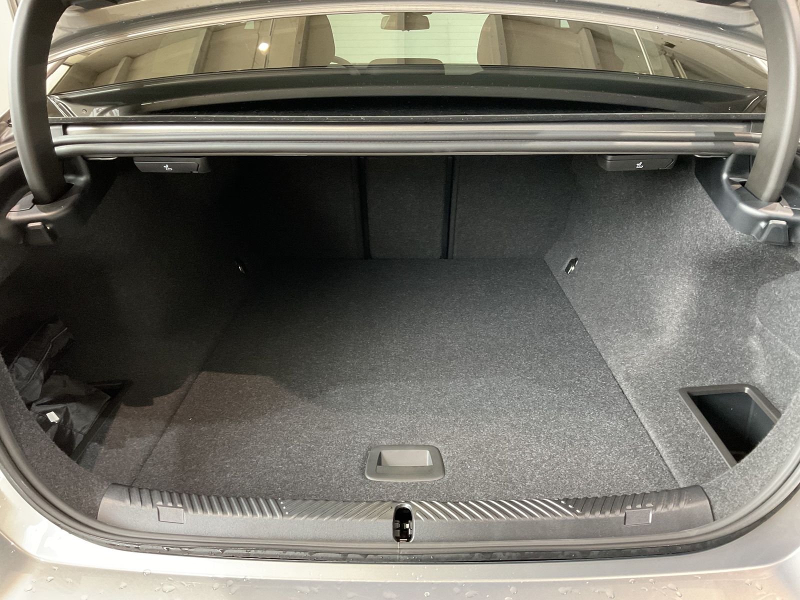 Fahrzeugabbildung BMW i5 xDrive40 *Sitzbelüftung *AHK *20" LMR DAB