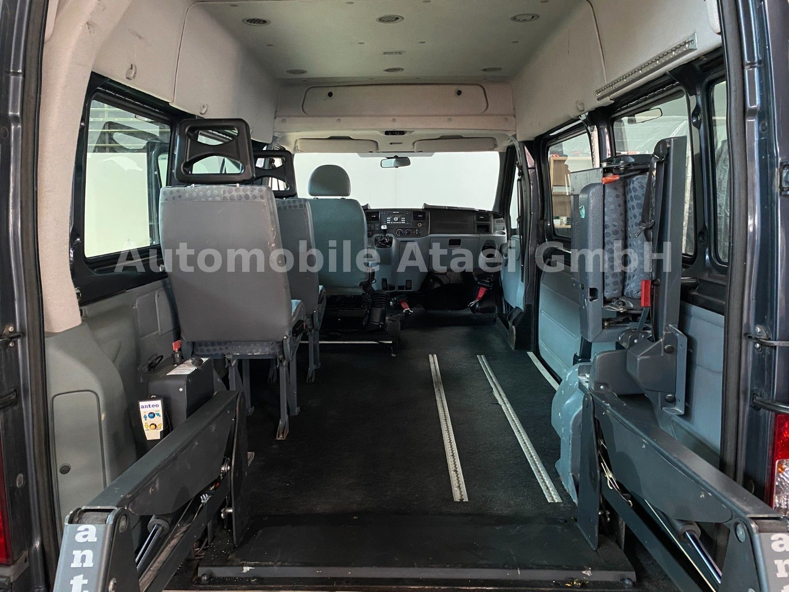 Fahrzeugabbildung Ford Transit Kombi 300 *Rollstuhl-Lift* STANDHZG.2534