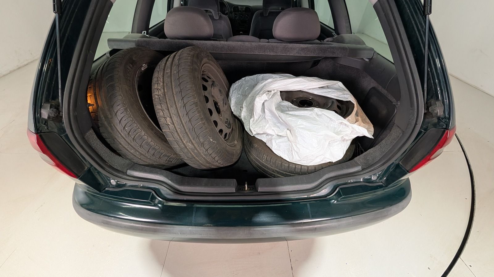Fahrzeugabbildung Volvo V40 2.0T