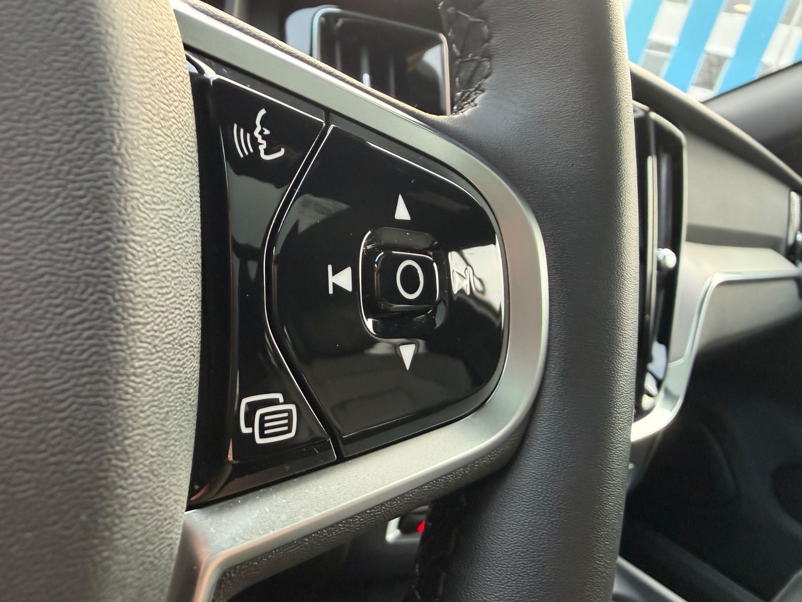Volvo V60 B4 FWD Plus Dark #volvo #madebymerten foto 14