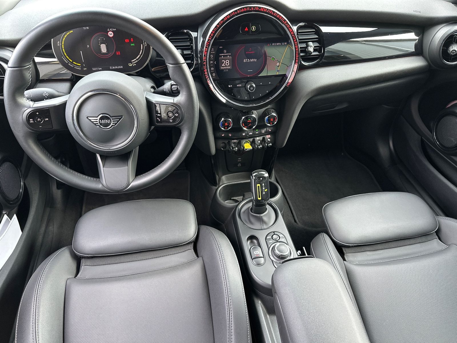 Fahrzeugabbildung MINI Cooper SE Classic Trim Black NAV+LED+KAM+SHZ
