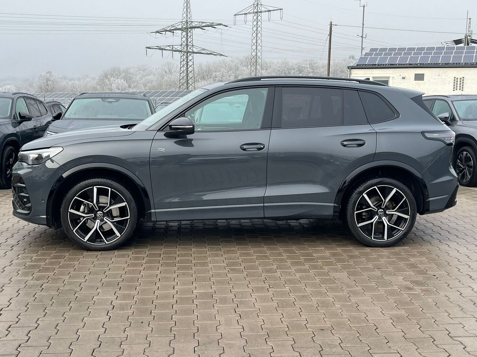 Fahrzeugabbildung Volkswagen Tiguan 2.0 TDI 4M R-Line PANO*H&K*AHK*MATRIX*20"