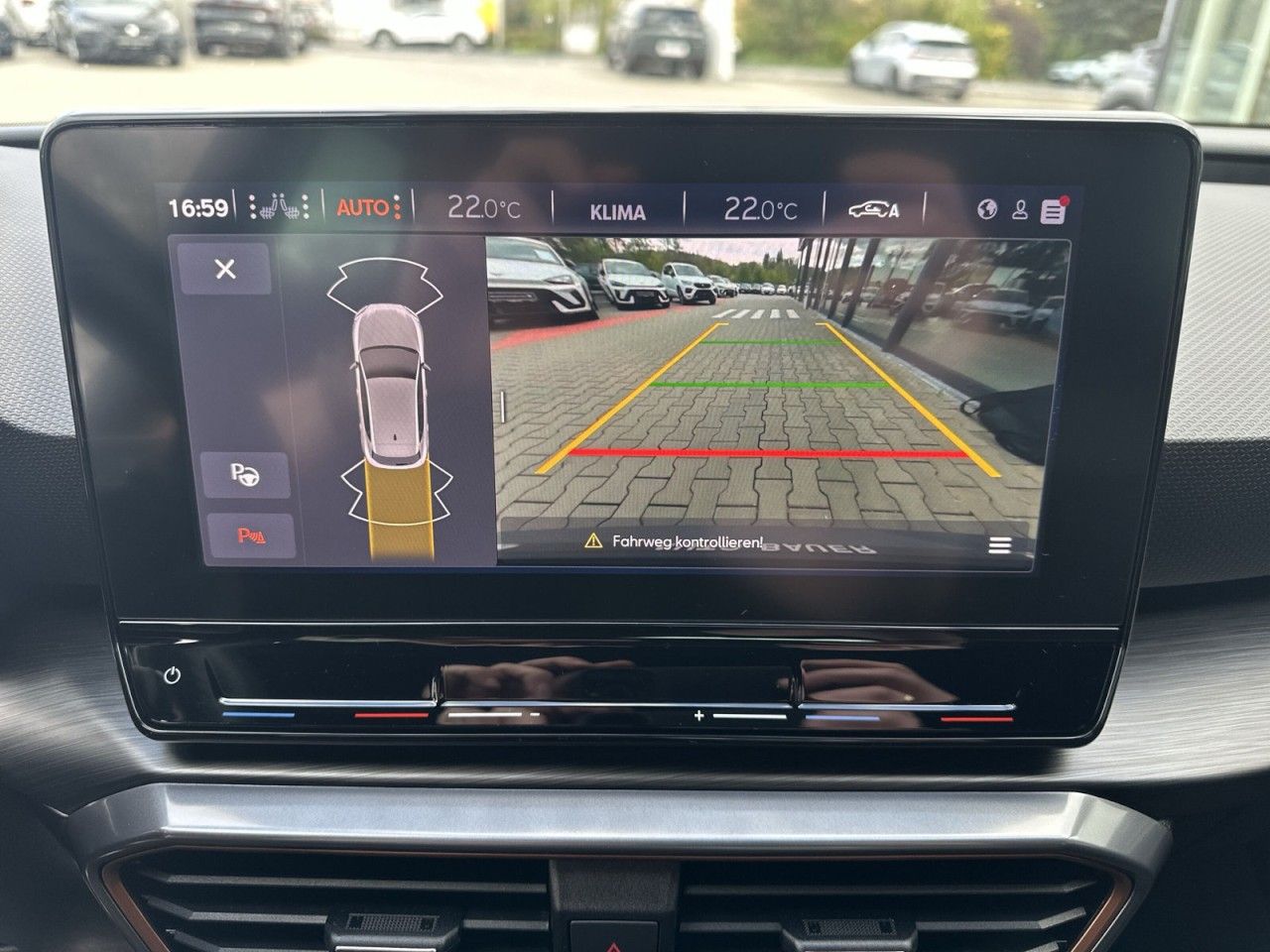 Fahrzeugabbildung CUPRA Leon 2.0 TSI 180 kW (245 PS) 7-Gang-DSG - mit KI generiert/bearbeitet