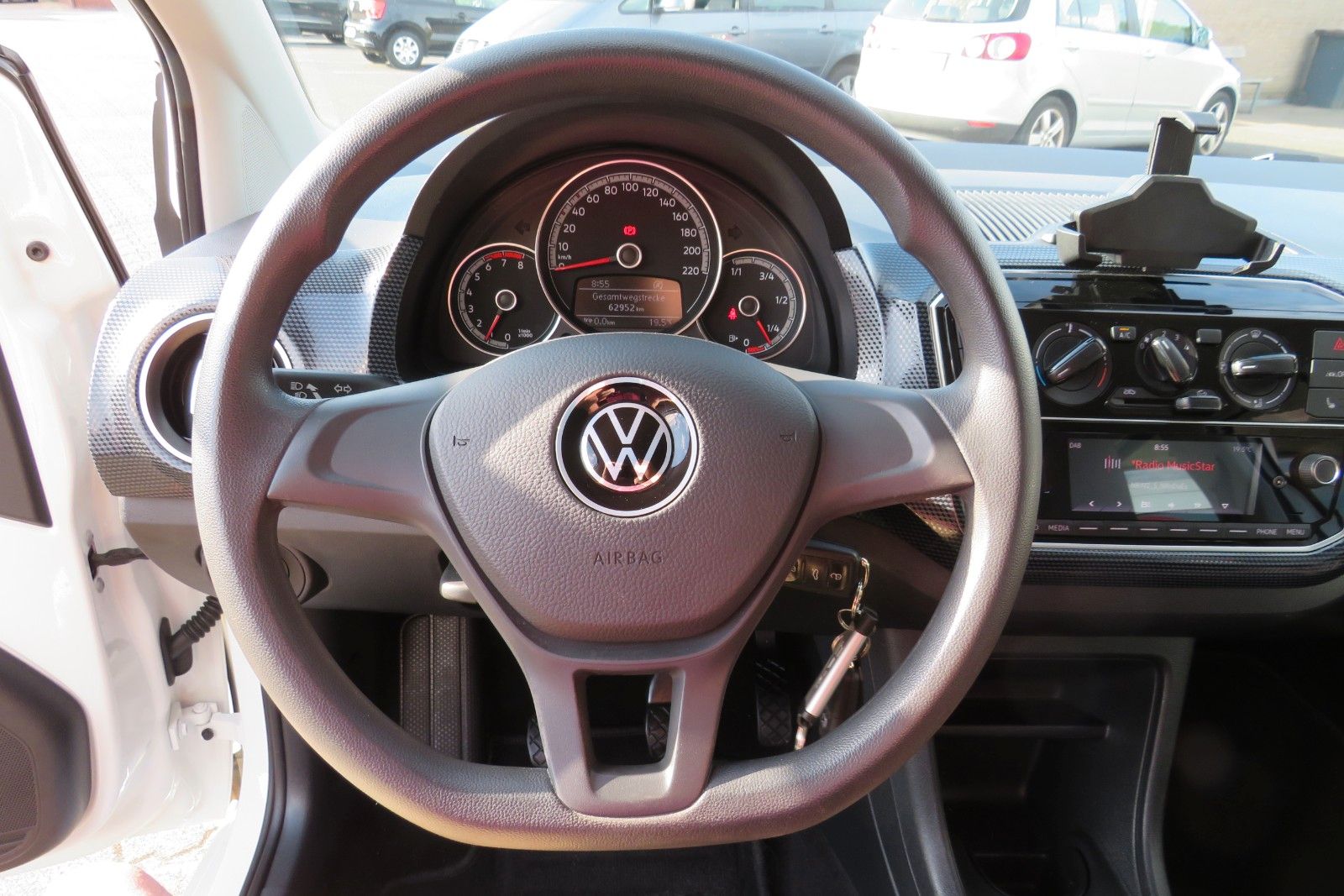 Fahrzeugabbildung Volkswagen up!  SITZHEIZUNG KLIMA 4-TÜREN NEBEL GJ 1.H
