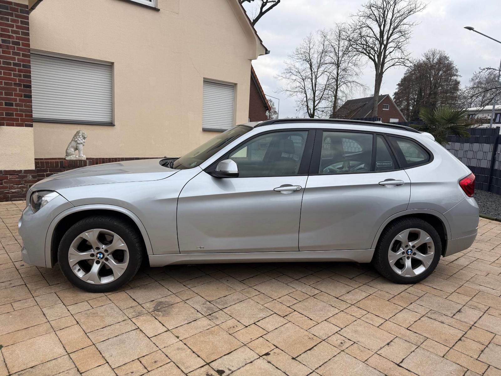 BMW X1 2.8 i+M-Optik+Leder+Panorama+AHK+