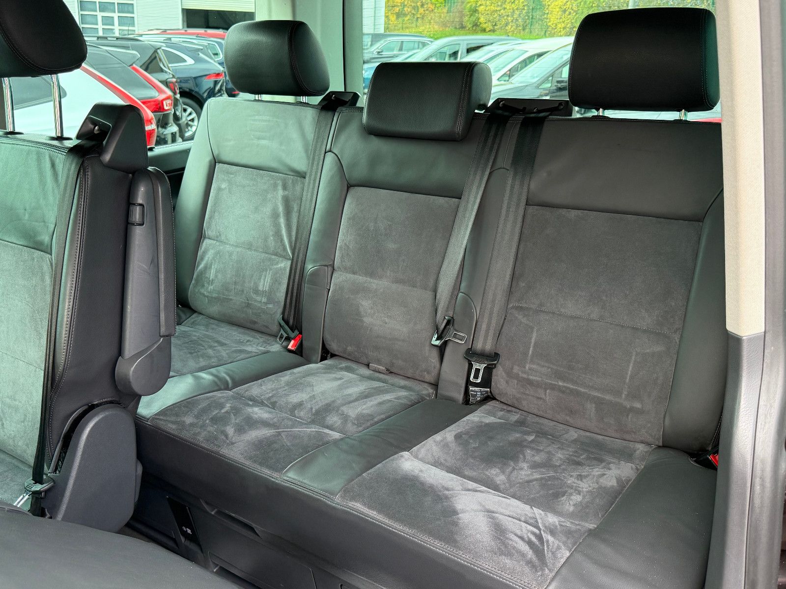 Fahrzeugabbildung Volkswagen T5 Multivan Highline 2.5 TDI AHK GRA Navi PDC