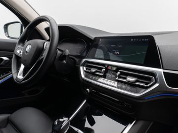 Fahrzeugabbildung BMW 320d xD SportLine HUD DAB 360°Stop&Go Alarm AHK