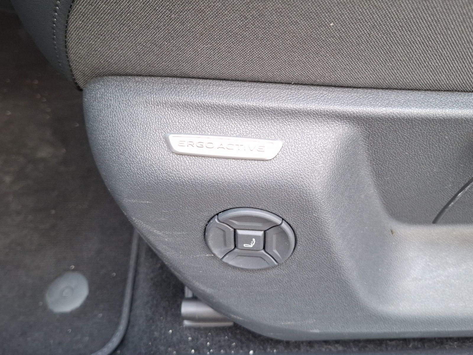 Fahrzeugabbildung Volkswagen Tiguan eTSI Life DSG LED AHK Navi AID ACC RFK SH