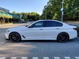 BMW M550i xDrive 20 Zoll HuD H&K Remus AGA SoftClose - weiße BMW M550