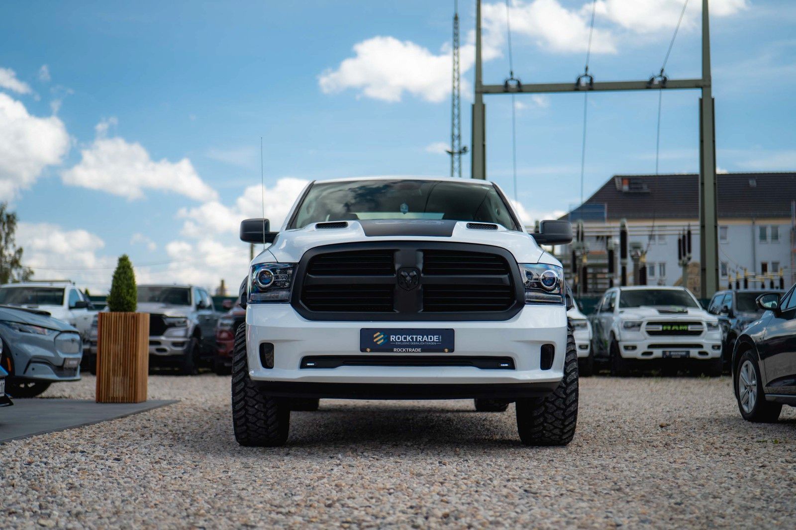 Fahrzeugabbildung Dodge RAM 5.7 V8 HEMI 4x4 OFFROAD Night-Paket *LED*19%