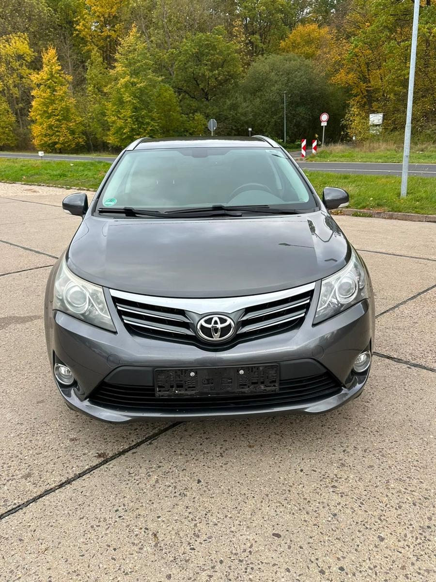 Toyota Avensis 2013 — interior