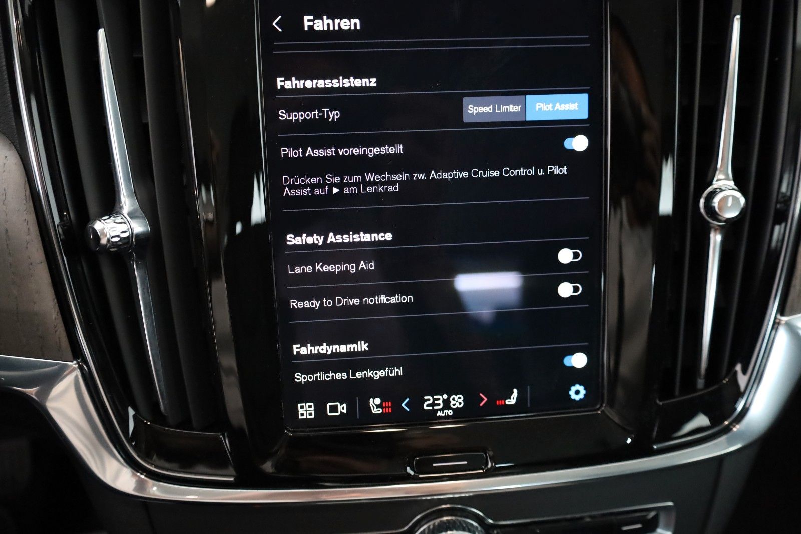 Fahrzeugabbildung Volvo V90 CC Pro AWD Leder,Navi,LED,SH,Kamera,ACC