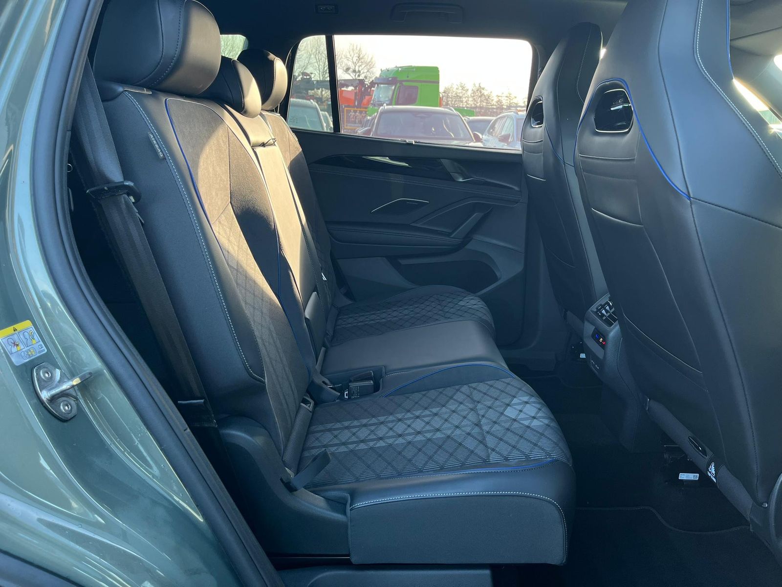 Fahrzeugabbildung Volkswagen Tayron 2.0 TDI 4M R-Line BLACK*7Si*MATRIX*PANO