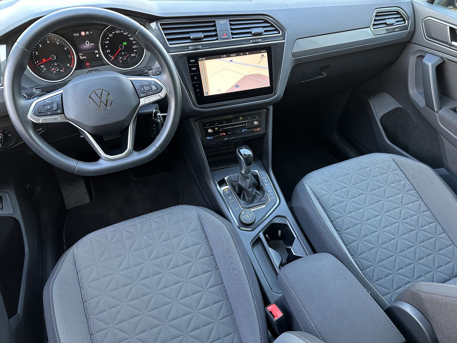 Fahrzeugabbildung Volkswagen Tiguan 2.0 TSI DSG 4M Life NAV+LED+PANO+SHZ+ACC
