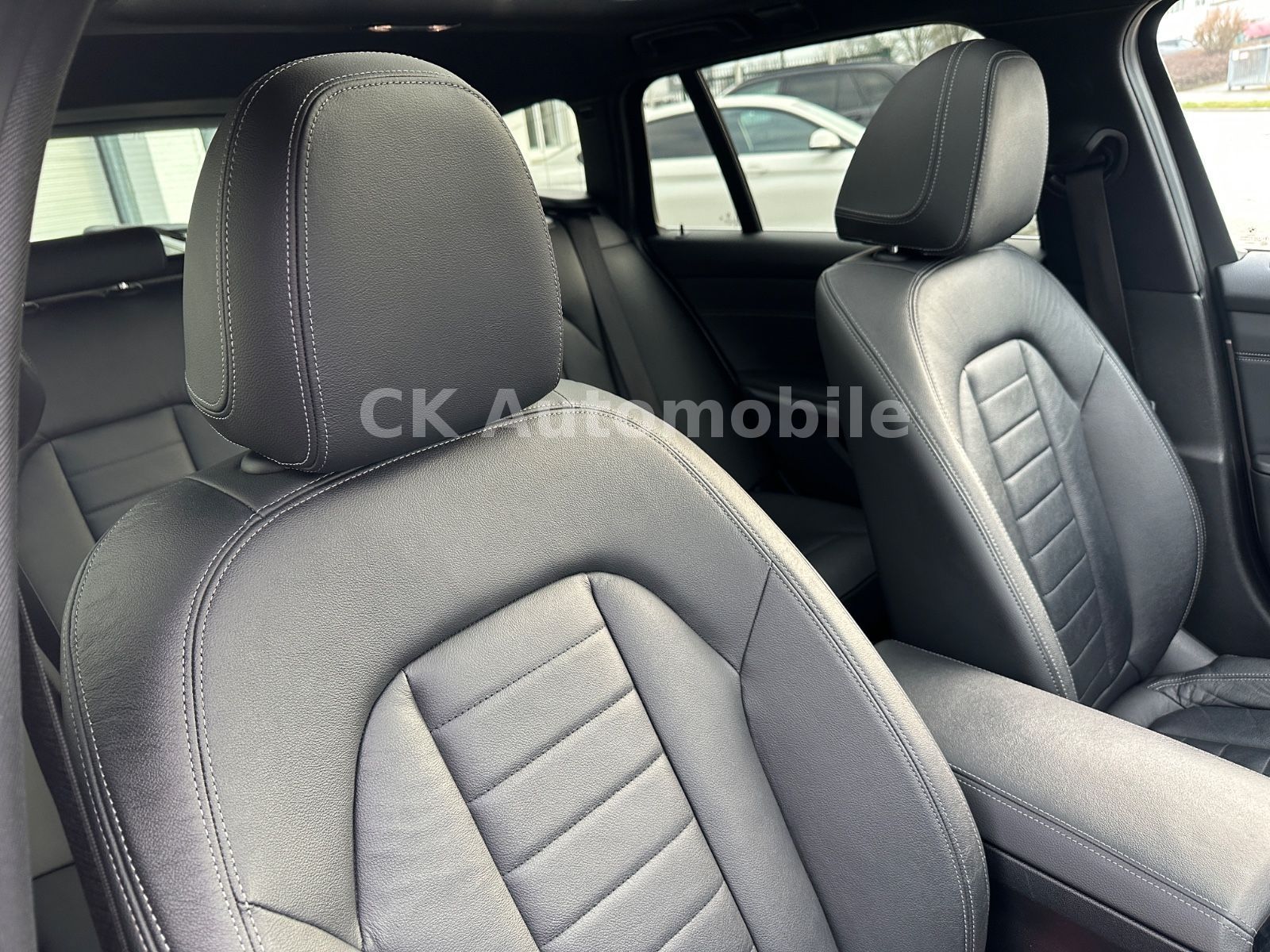 Fahrzeugabbildung BMW 330e Touring Luxury-Line/Leder/Head-Up/Pano/LED