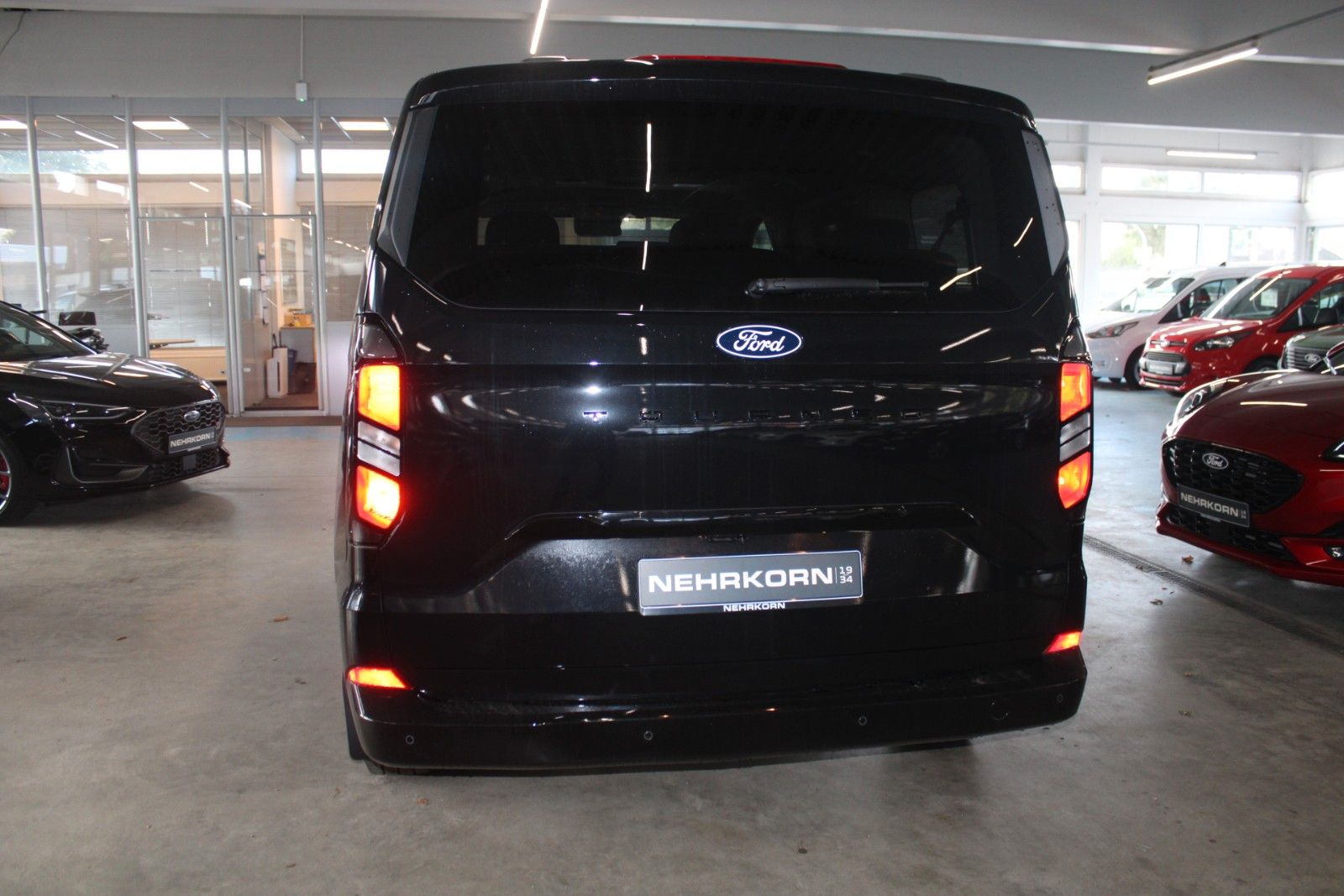 Fahrzeugabbildung Ford Tourneo Custom L1 Titanium 8-Sitze LED NAVI CAM