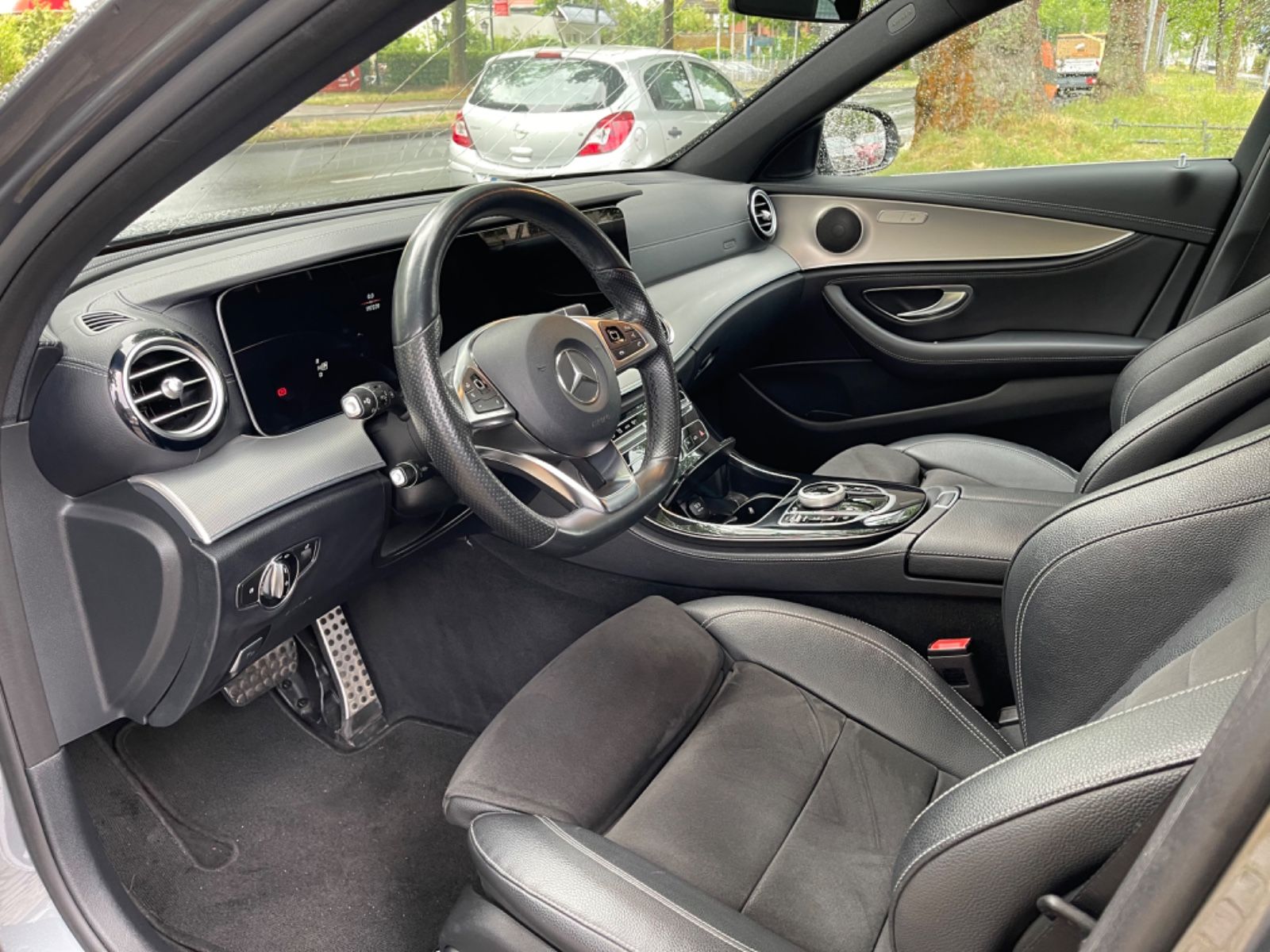 Fahrzeugabbildung Mercedes-Benz E 220d T 4Matic AMG*Standheizung*AmbientLight*