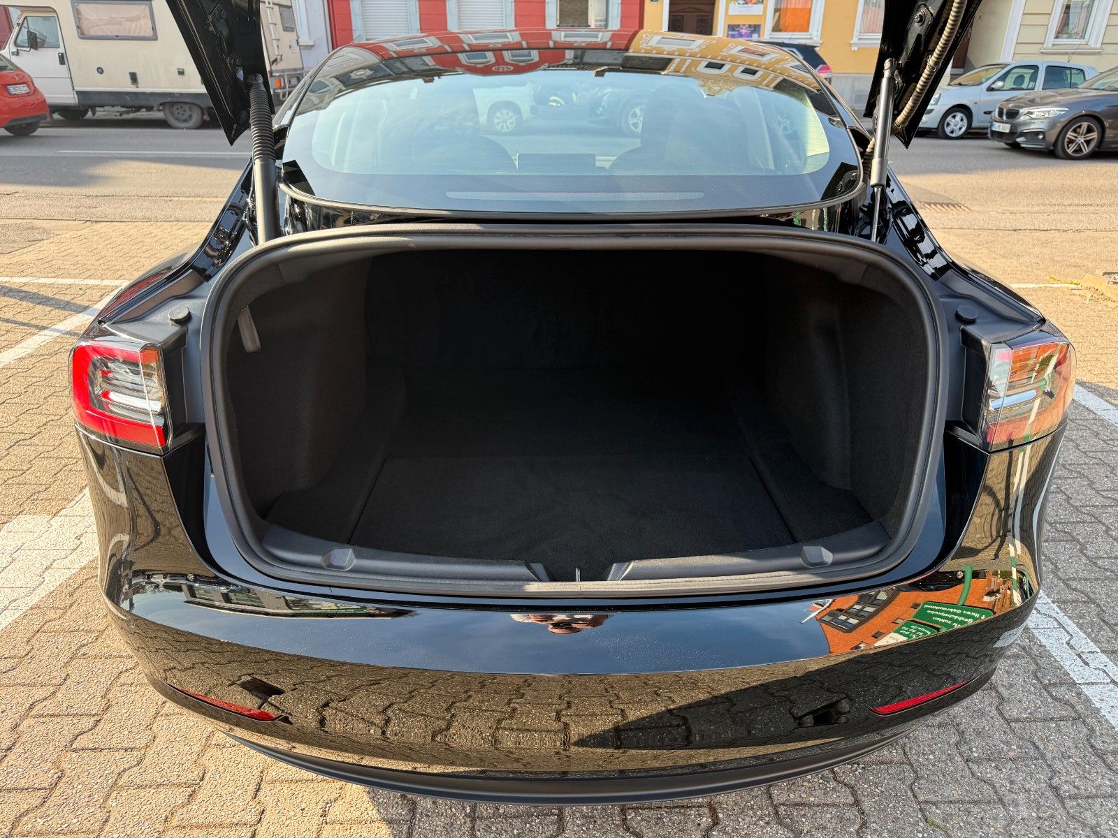Fahrzeugabbildung Tesla Model 3 Long Range Dual AWD 1-Hand