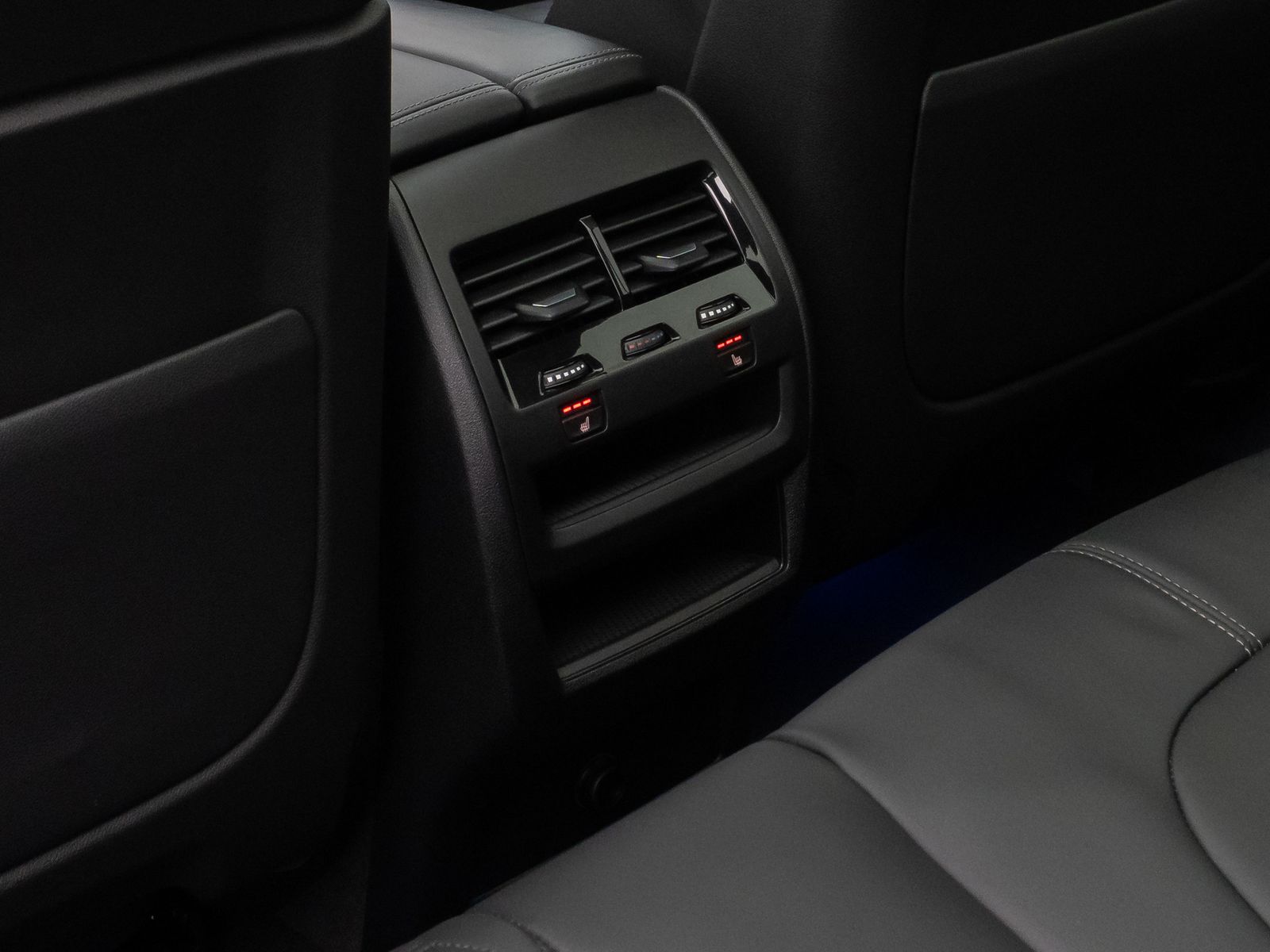 Fahrzeugabbildung BMW X5 M50i Panorama 360° HUD DAB H/K AHK Individual