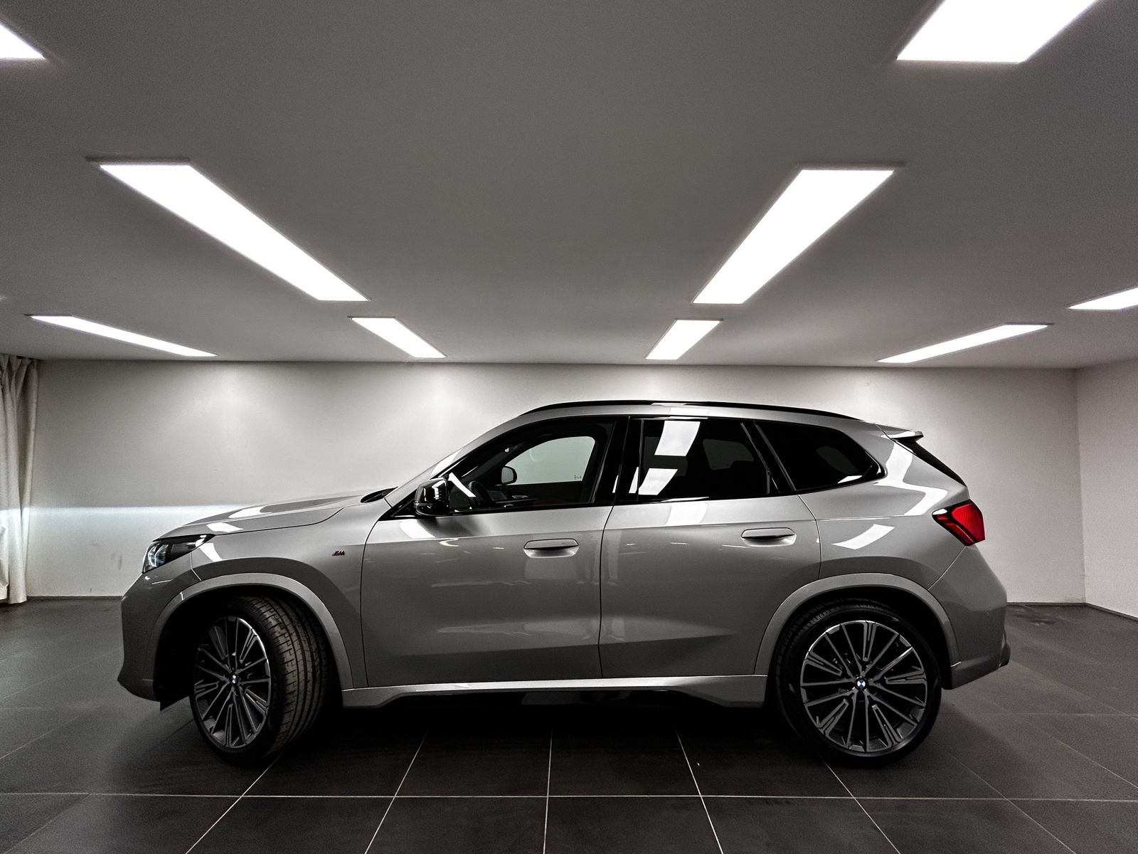BMW X1 M35i xDrive M Sportpaket Pro Pano. AHK Lhz. D imagem 2