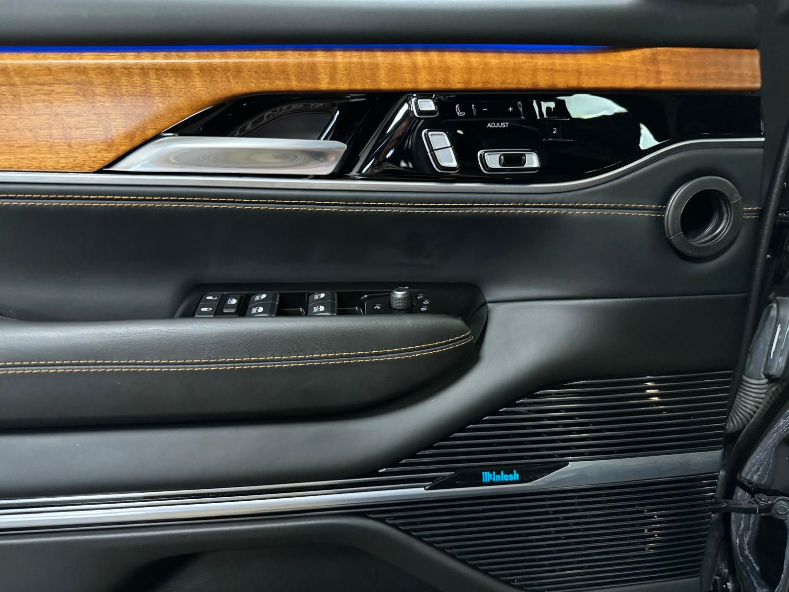 Fahrzeugabbildung Jeep GRAND WAGONEER SER. III BLACK LINE-24"6.4L V-8 .