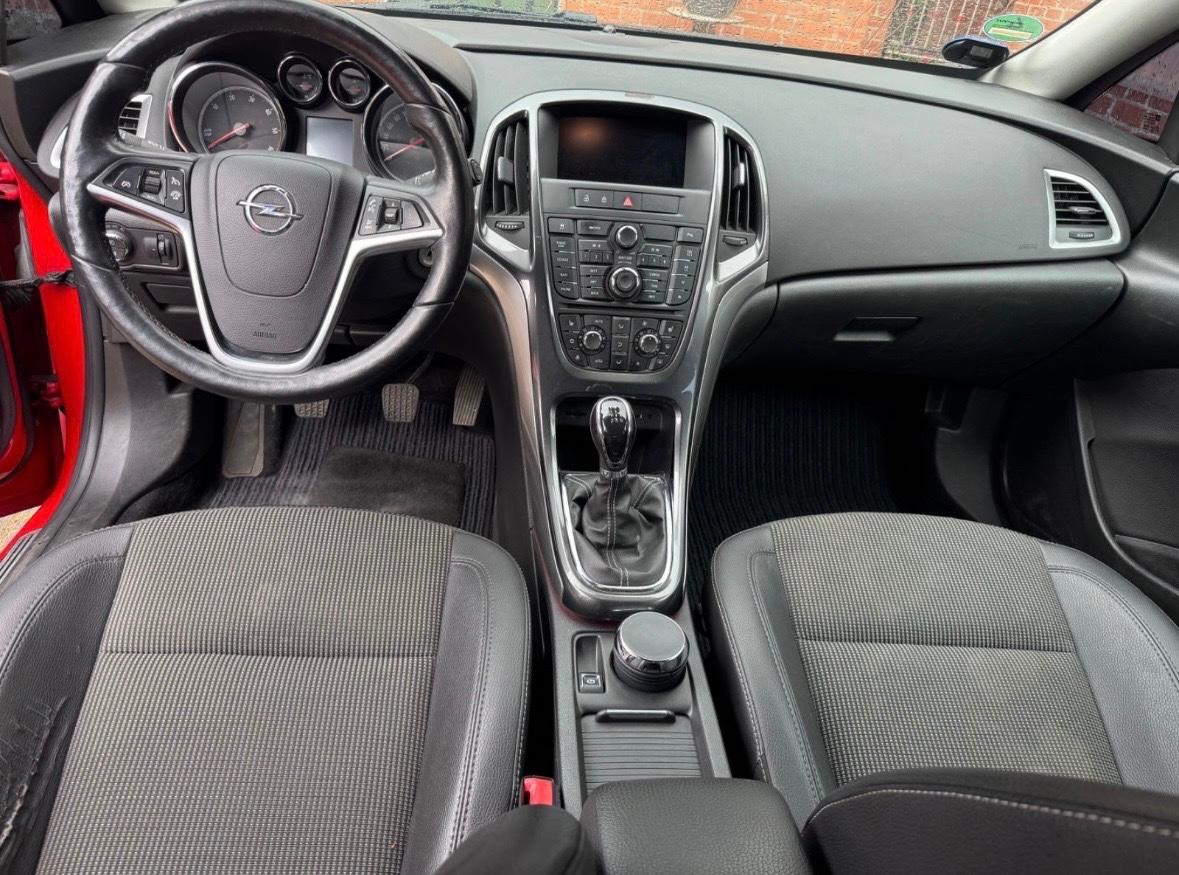 Opel Astra 2013 — photo 9
