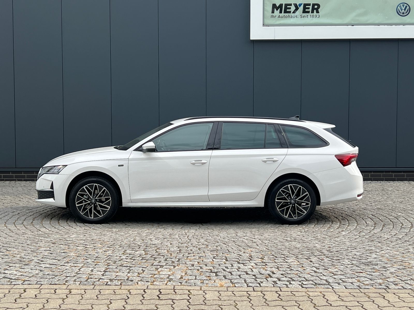 Fahrzeugabbildung SKODA Octavia Combi TOUR 2.0 TDI DSG *AHK, Travel Assi