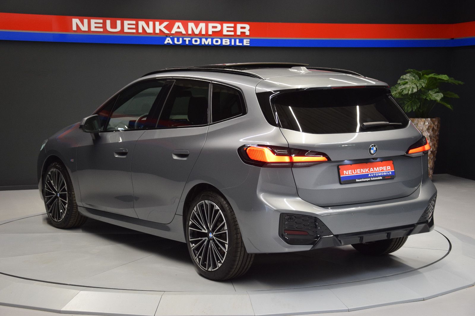 Fahrzeugabbildung BMW 218 i M Sport Active Tourer Pano Memory H K ACC