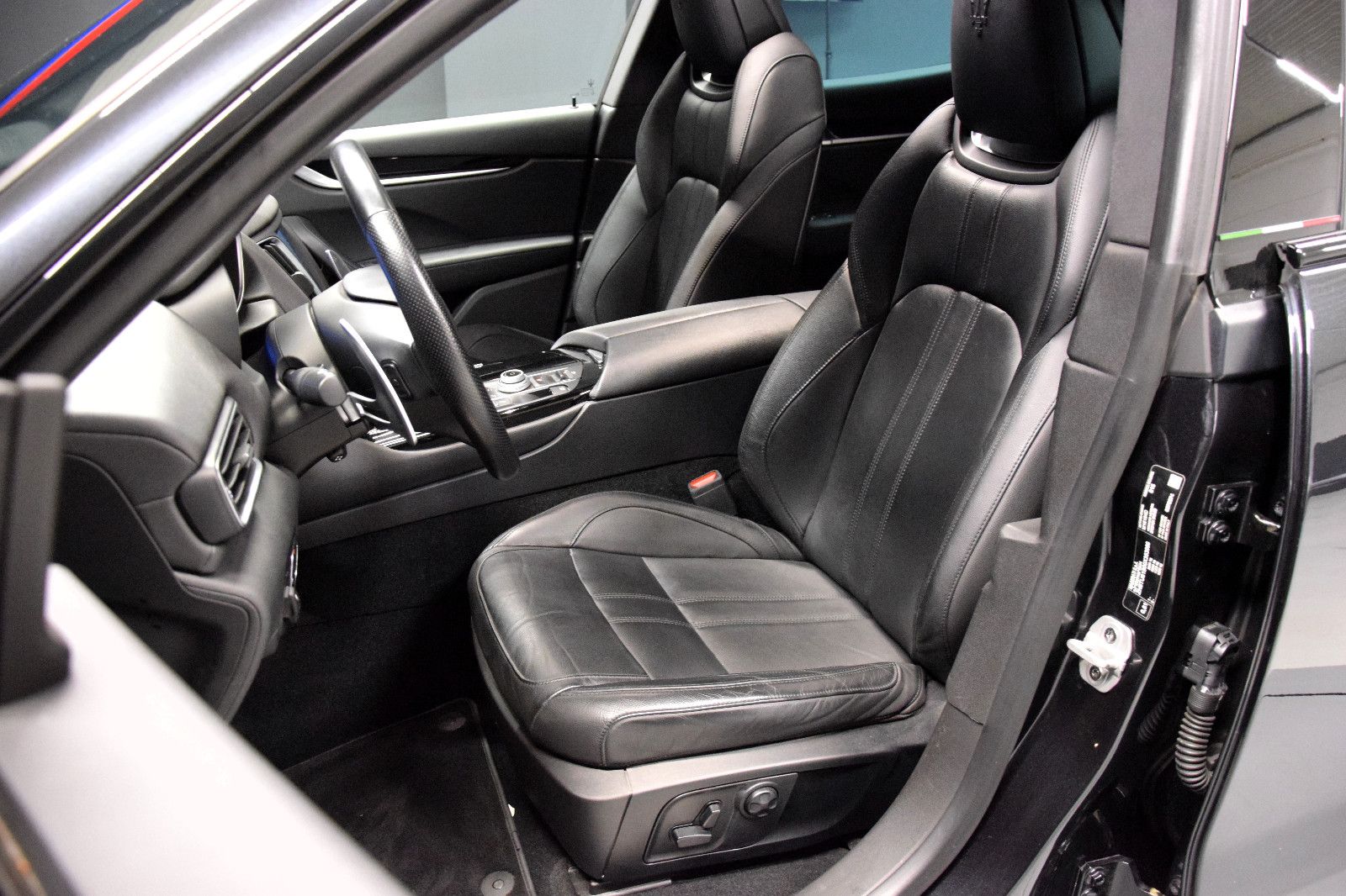 Fahrzeugabbildung Maserati Levante GranSport Pano Luft Trofeo Optik 21"