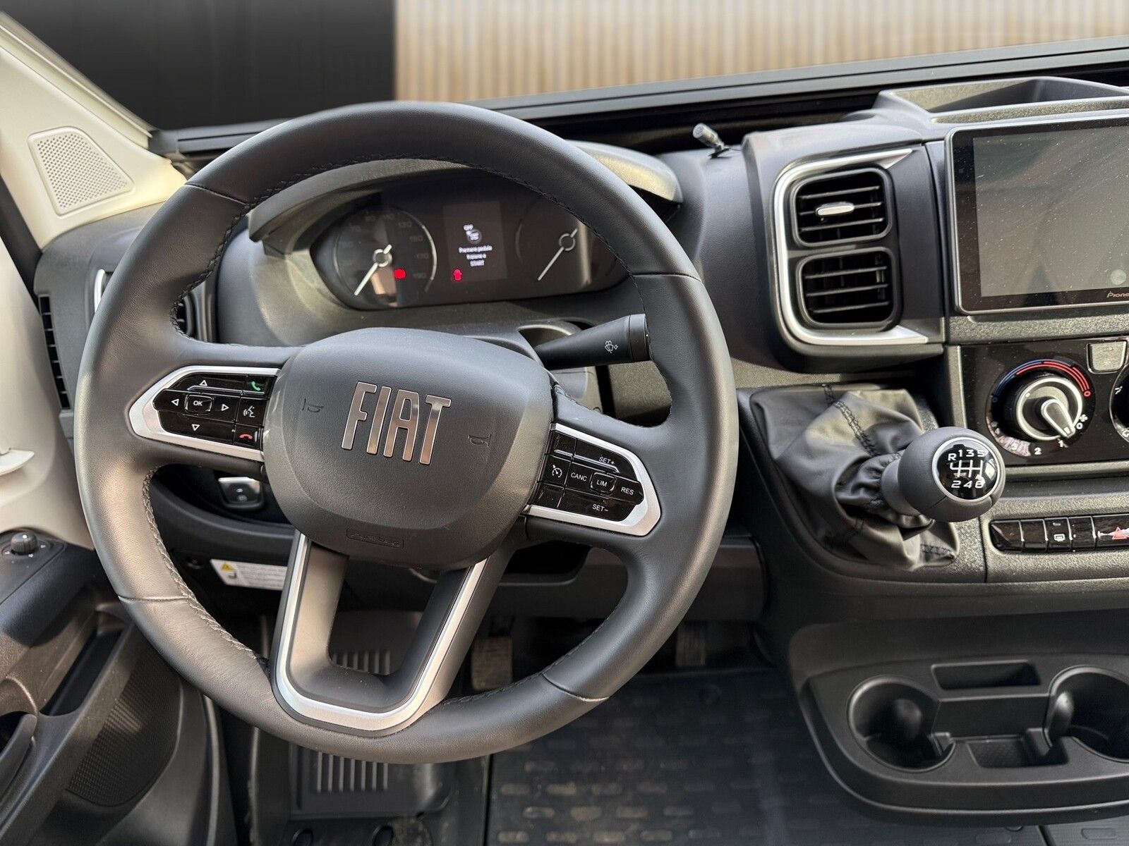 Fahrzeugabbildung Eura Mobil Van V 595 HB Alufelgen, RFK, Captain-Chair-Sitze