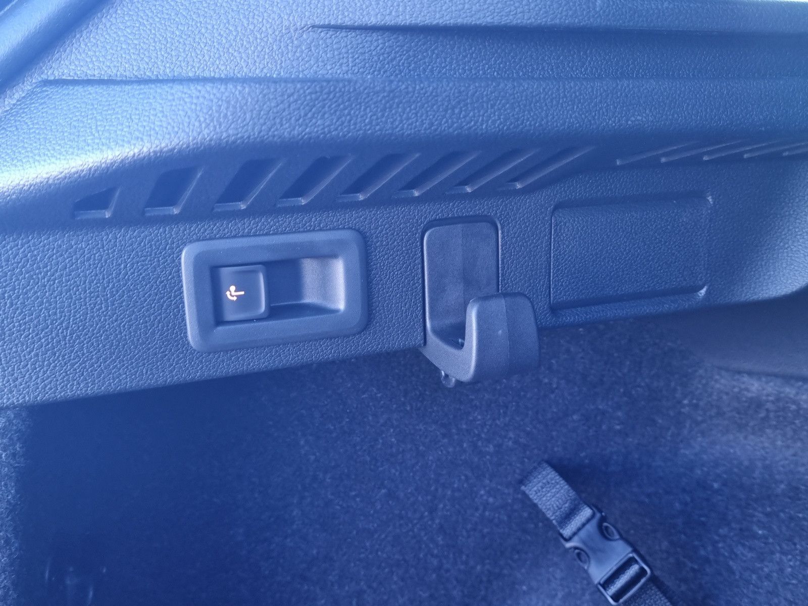 Fahrzeugabbildung SKODA Kamiq Tour 1,5 TSI DSG AHK 18" Fahrassi Info.