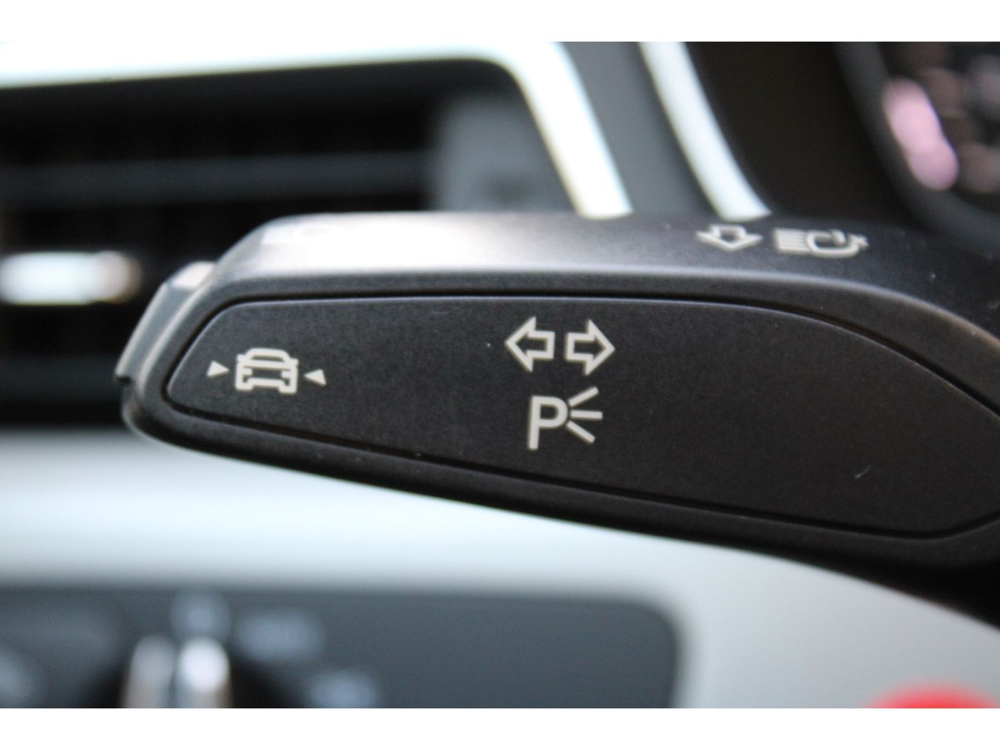 AUDI A4 35 TDI S-Tronic advanced Avant LED Navi DAB V - Image 17