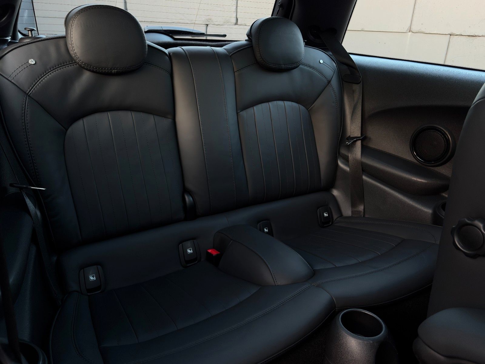 Fahrzeugabbildung MINI Cooper S Classic Trim Leder PANO LHZ SHZ BT PDC