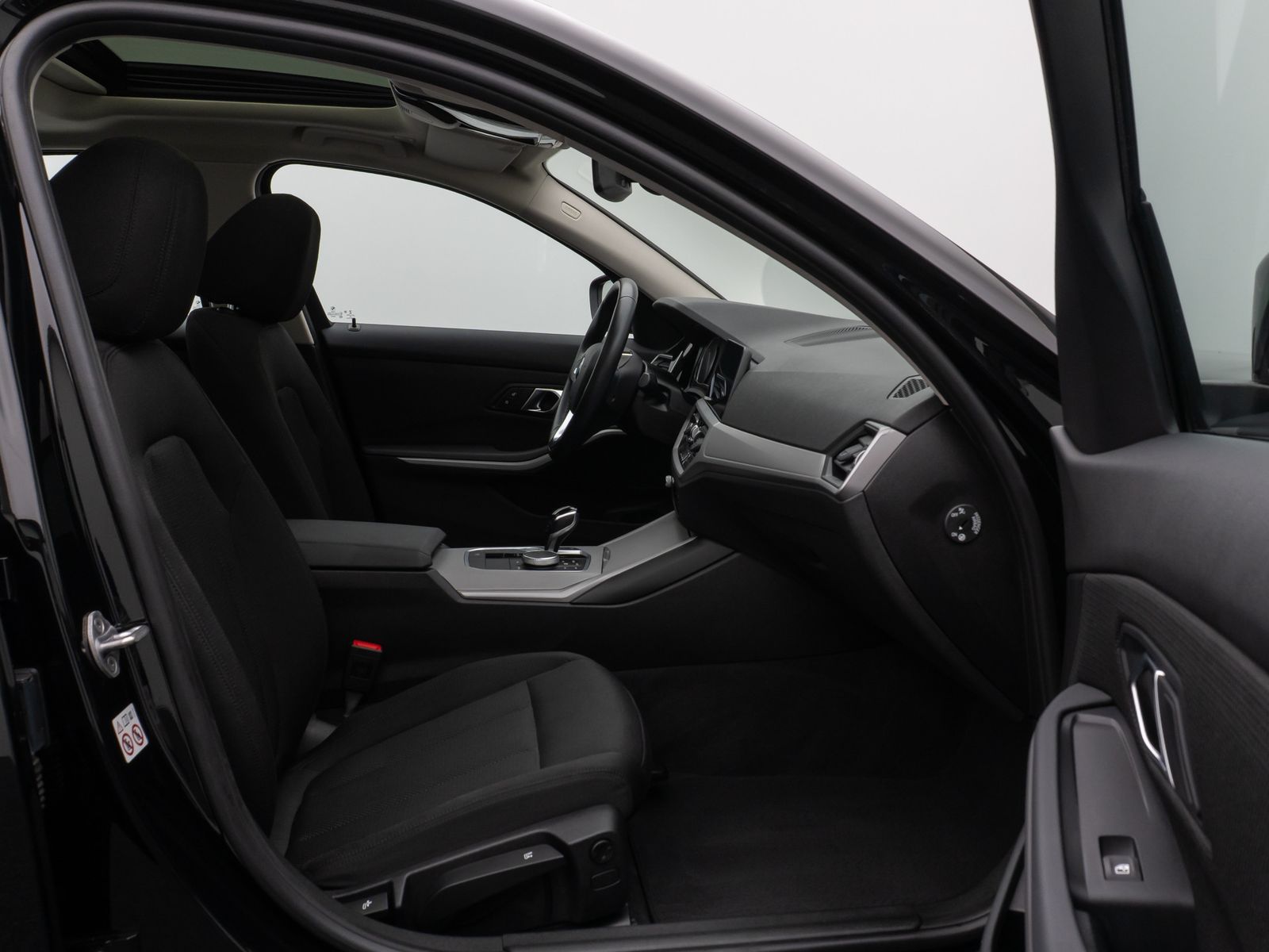 Fahrzeugabbildung BMW 320d xD  Glasdach Kamera DAB Geschwindigkeitsreg