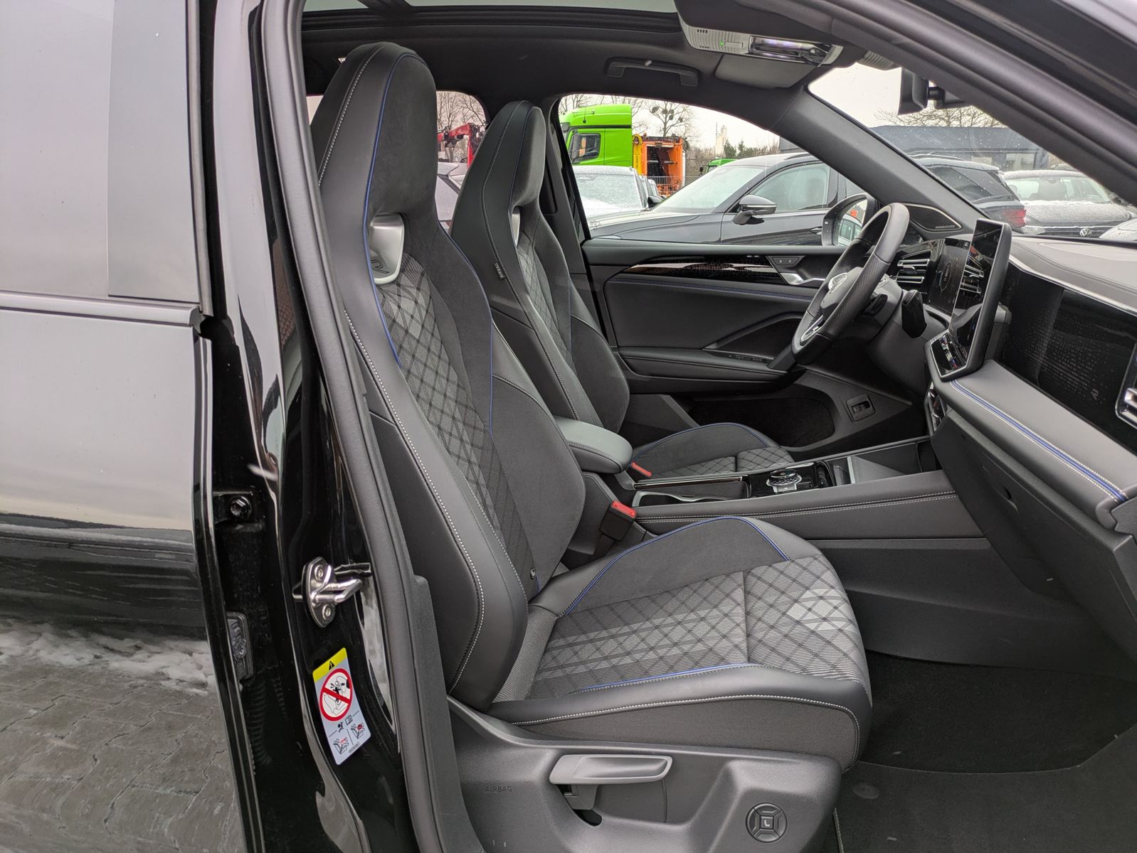 Fahrzeugabbildung Volkswagen Tiguan 2.0 TDI 4M R-Line PANO*H&K*AHK*MATRIX*20"