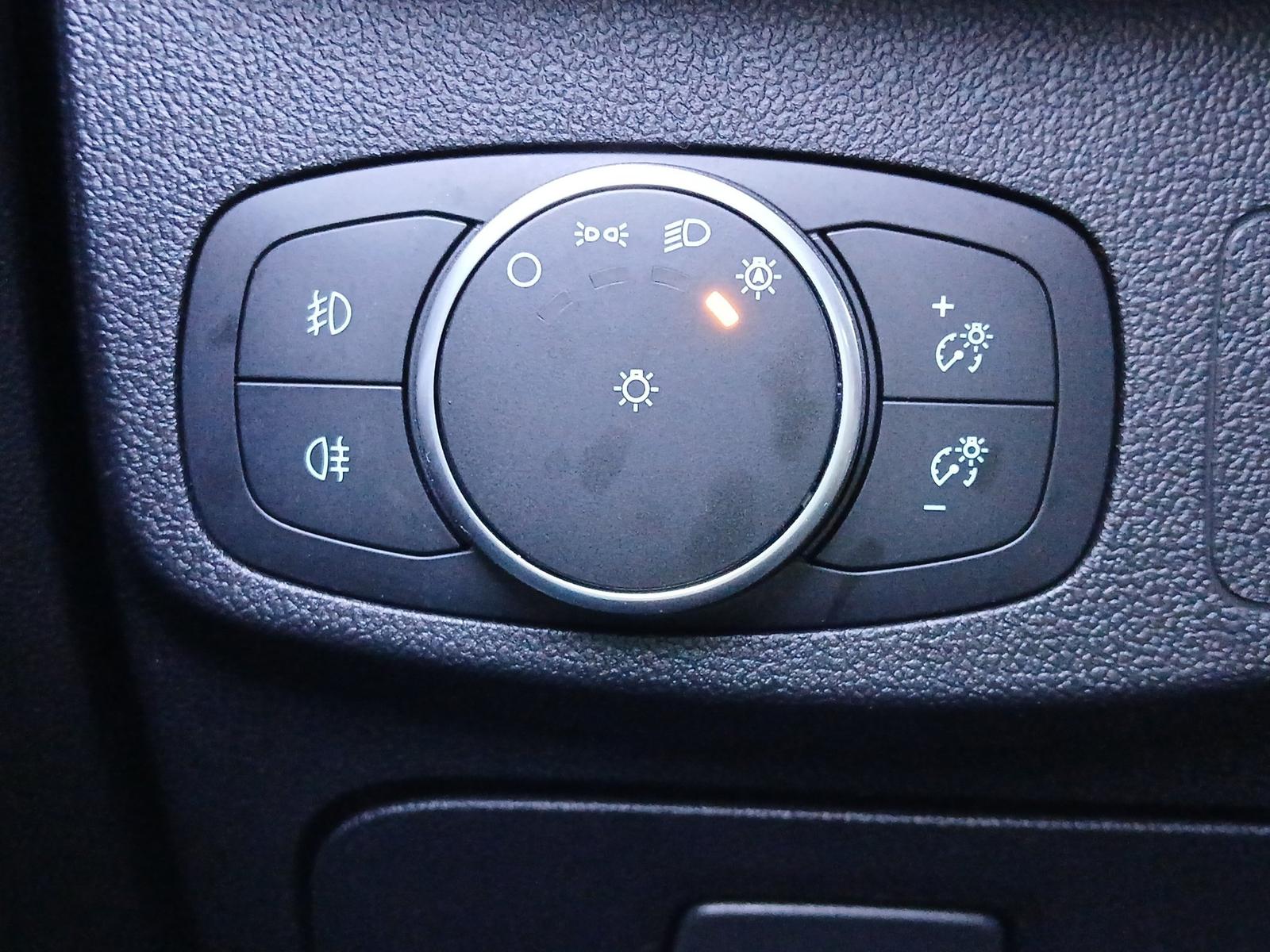 Ford Focus Titanium Turnier LED NAVI AHK KAMERA